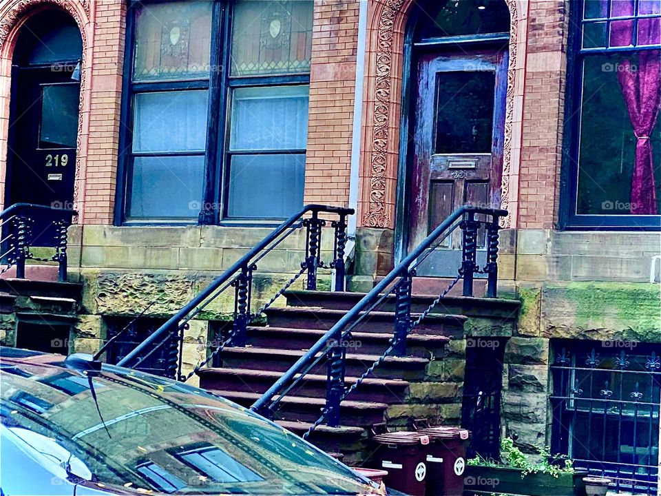 A picturesque Brooklyn brownstone city block in „Clinton Hill“, Bklyn, NY off „Fulton St“ with the popular stoops. The neighborhood people still like to sit on them, hang out & chat sometimes. It has become a NYC tradition. 2022. Hypnotic Productions