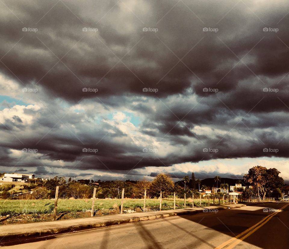 FOTO MOTIVACIONAL - As nuvens estão carregadas e tudo parece que se transformará em escuridão! Mas repare: a estrada continua ainda iluminada para que possamos vencer o caminho que trilhamos!