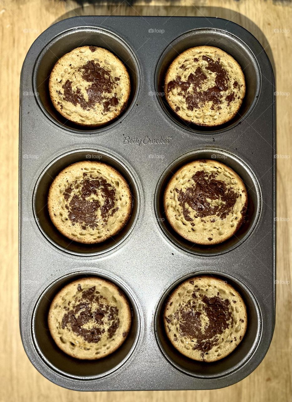 Baking chocolate cookies 