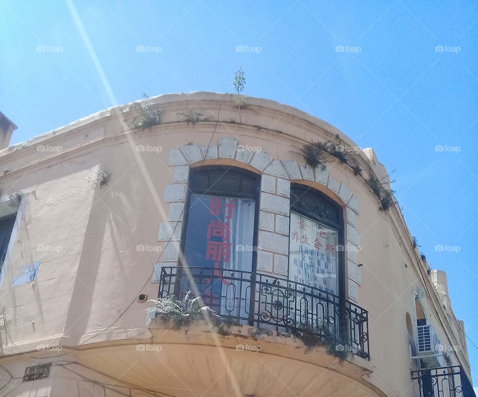 parte superior de un antiguo edificio ubicado en una céntrica avenida de la ciudad de Buenos Aires.