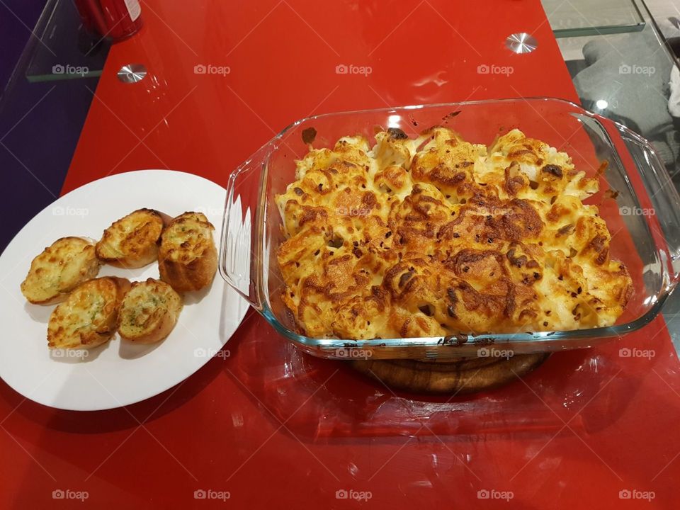 delicious food chess cauliflower n garlic bread