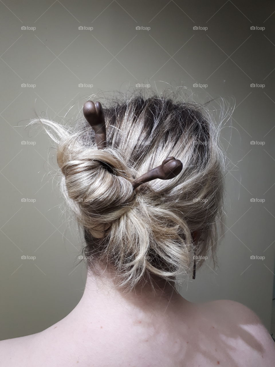 bond hairstyles and accessories