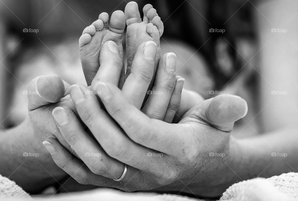 babies feet in mothers hands