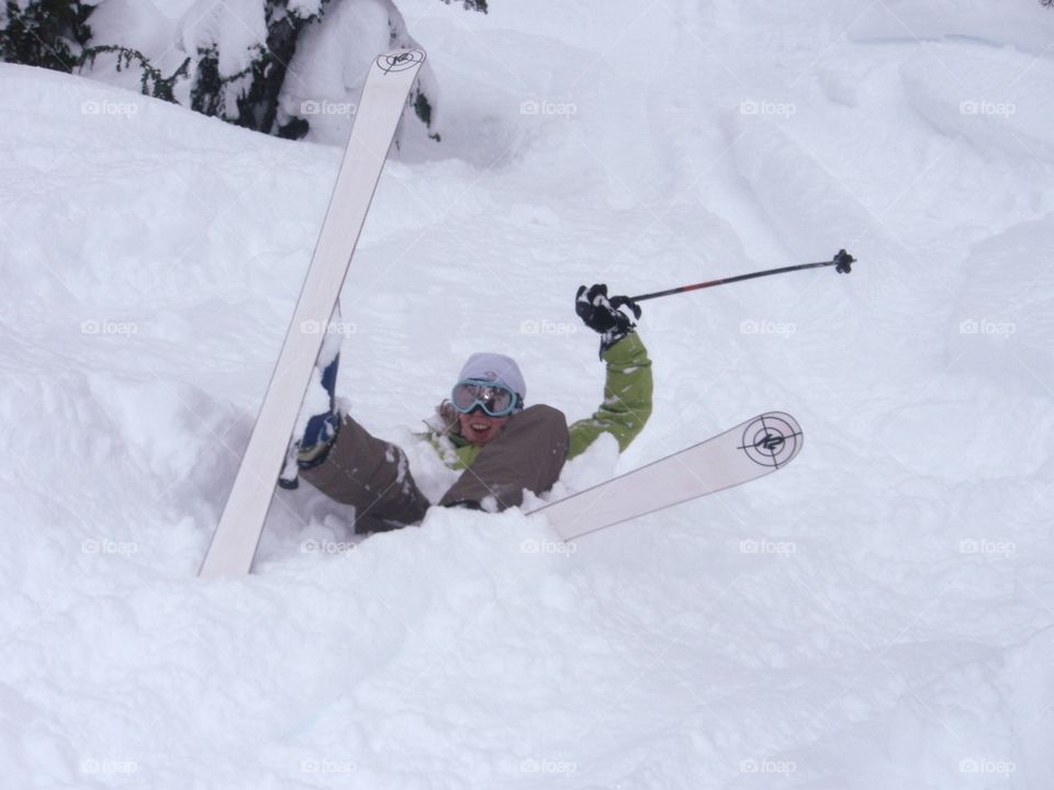 A fun ski fall in powdery snow