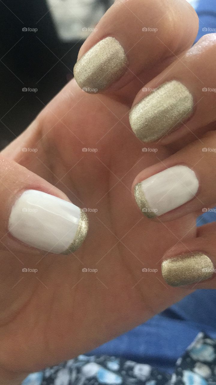 white nails girls gold