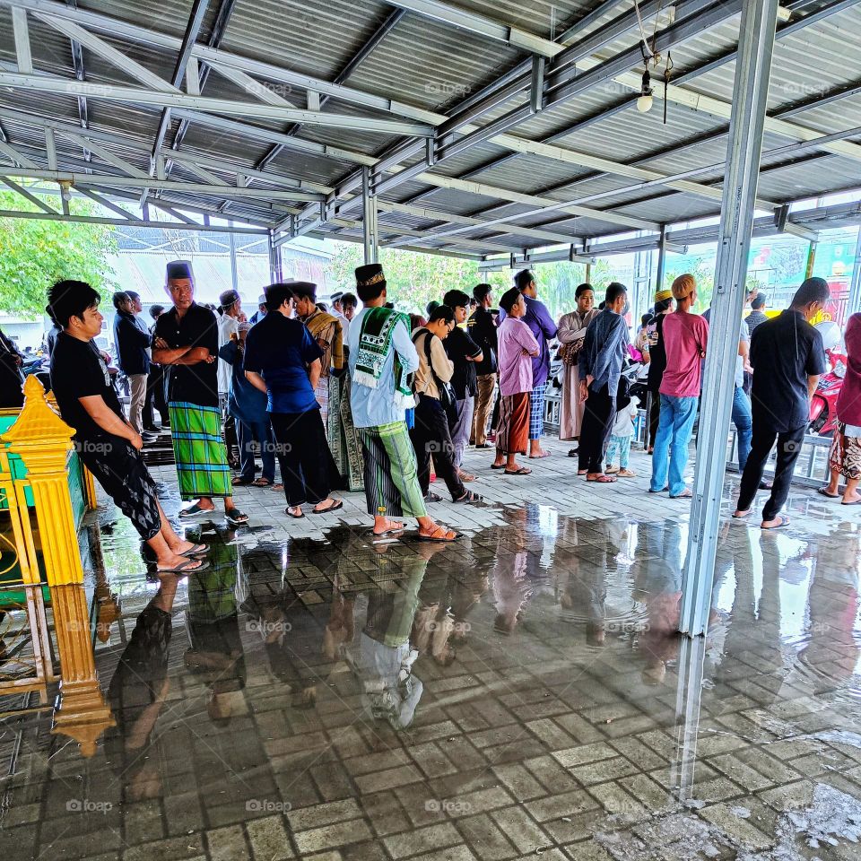 Not ordinary: Reflection in a mirror