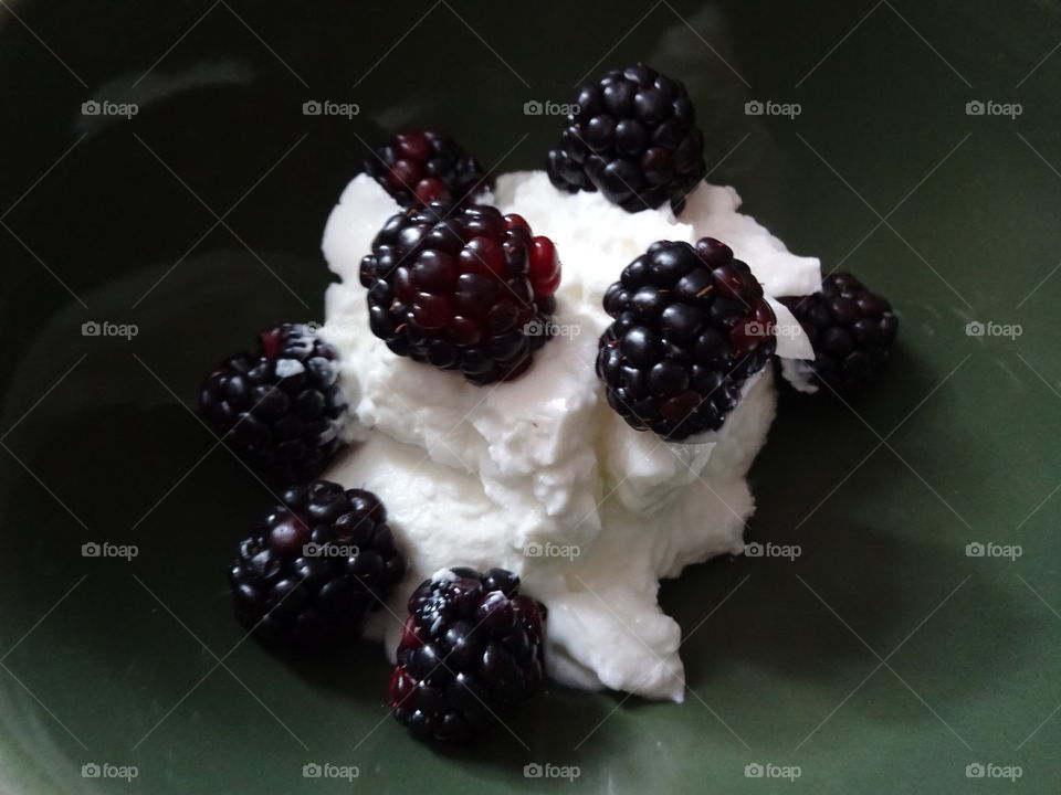 greek yogurt and blackberries