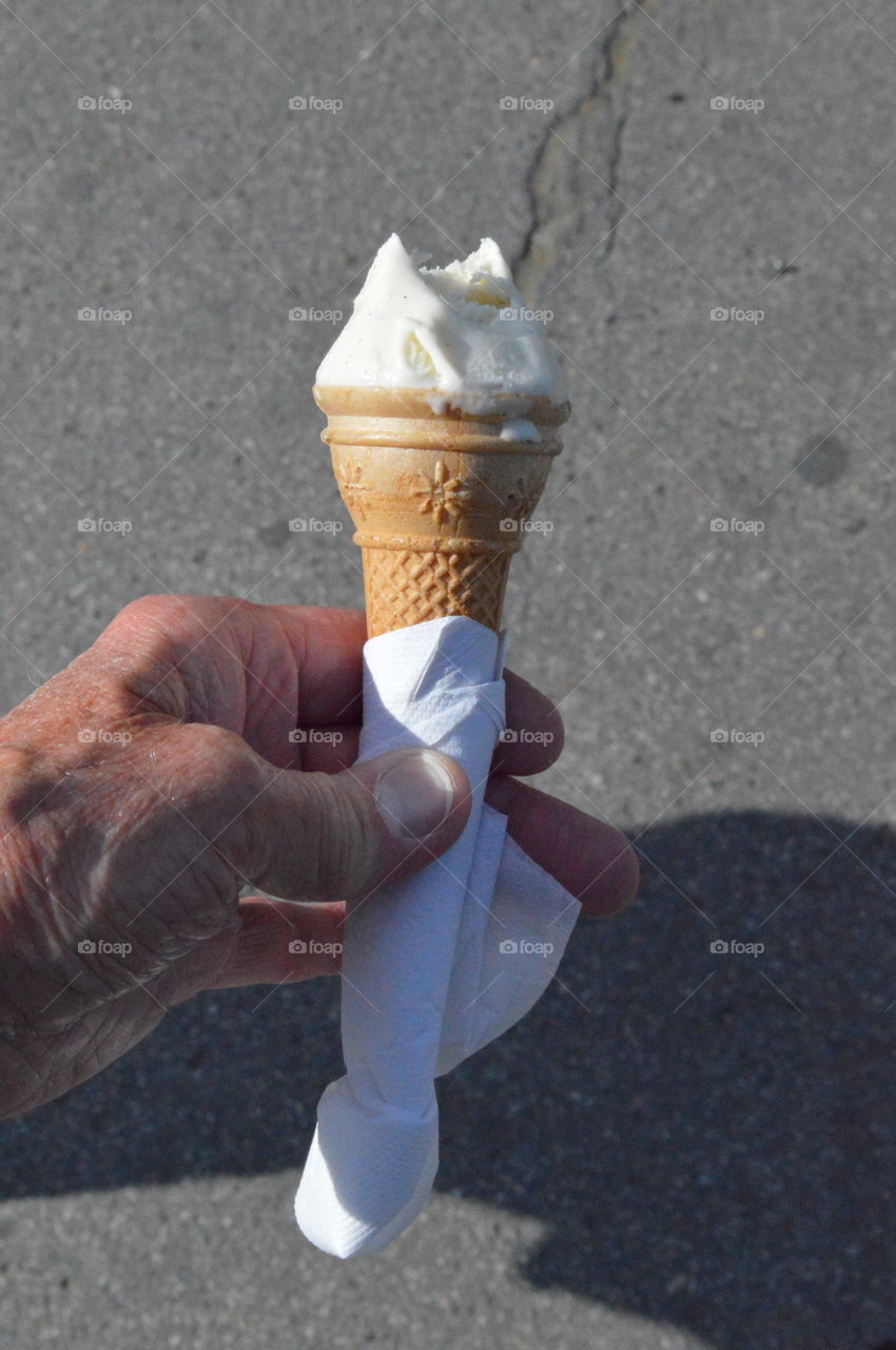 Ice cream on the streets of Paris 