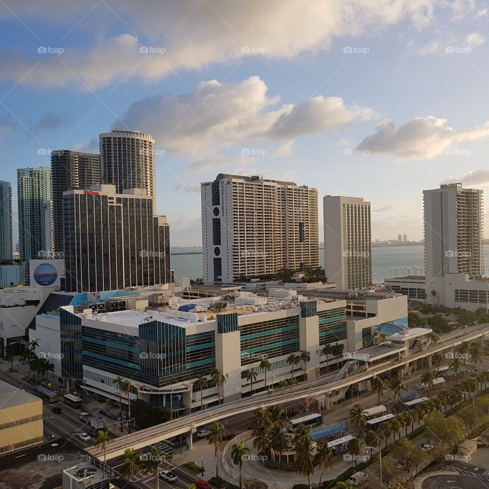 Nothing better than to appreciate a beautiful sunset in Miami next to these perfects architectural designs.