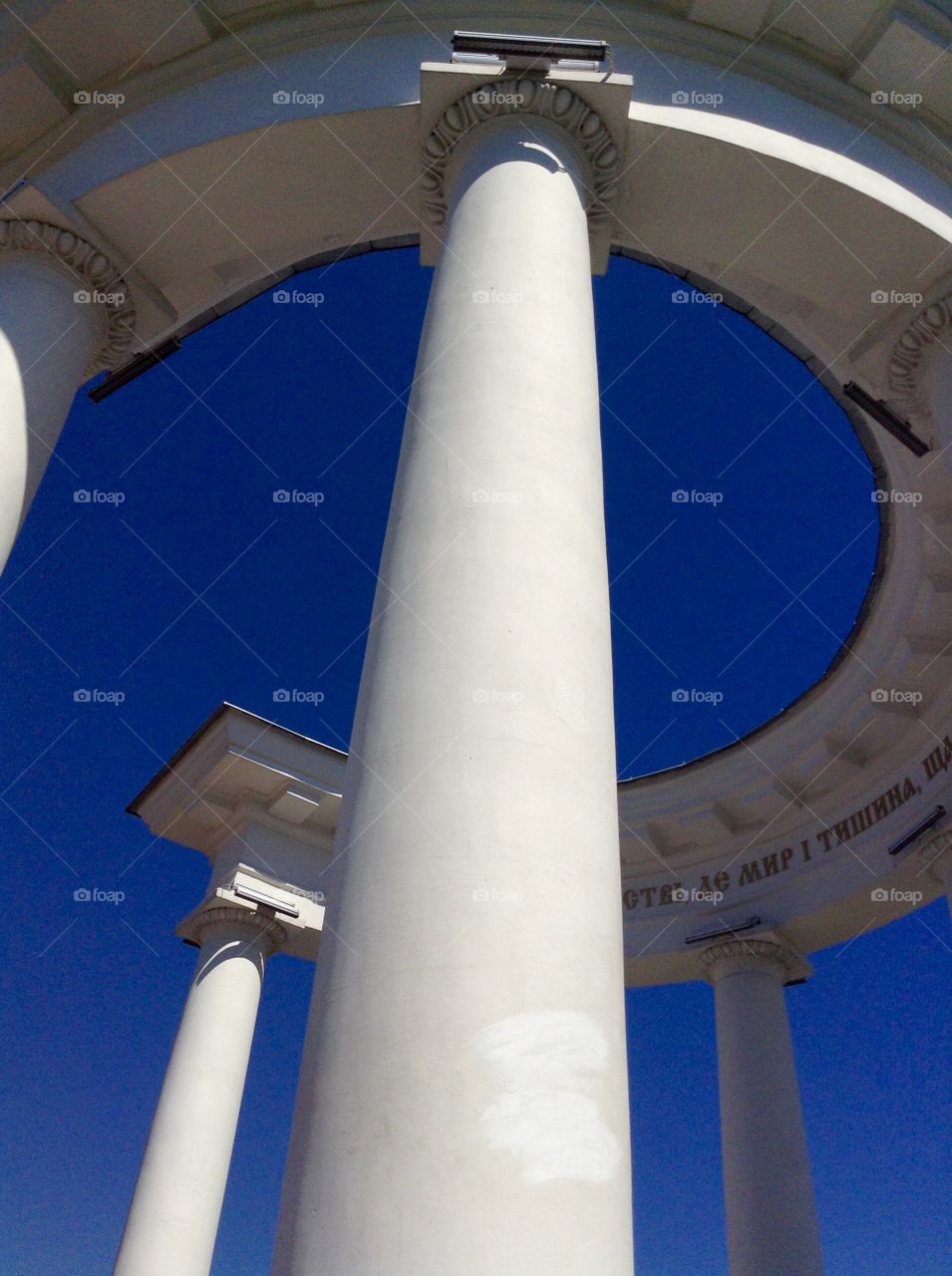 A big horseshoe on columns in Poltava