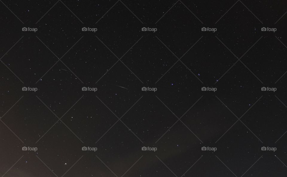Der klare Nachthimmel im Sommer aufgenommen um Sternschnuppen zu betrachten