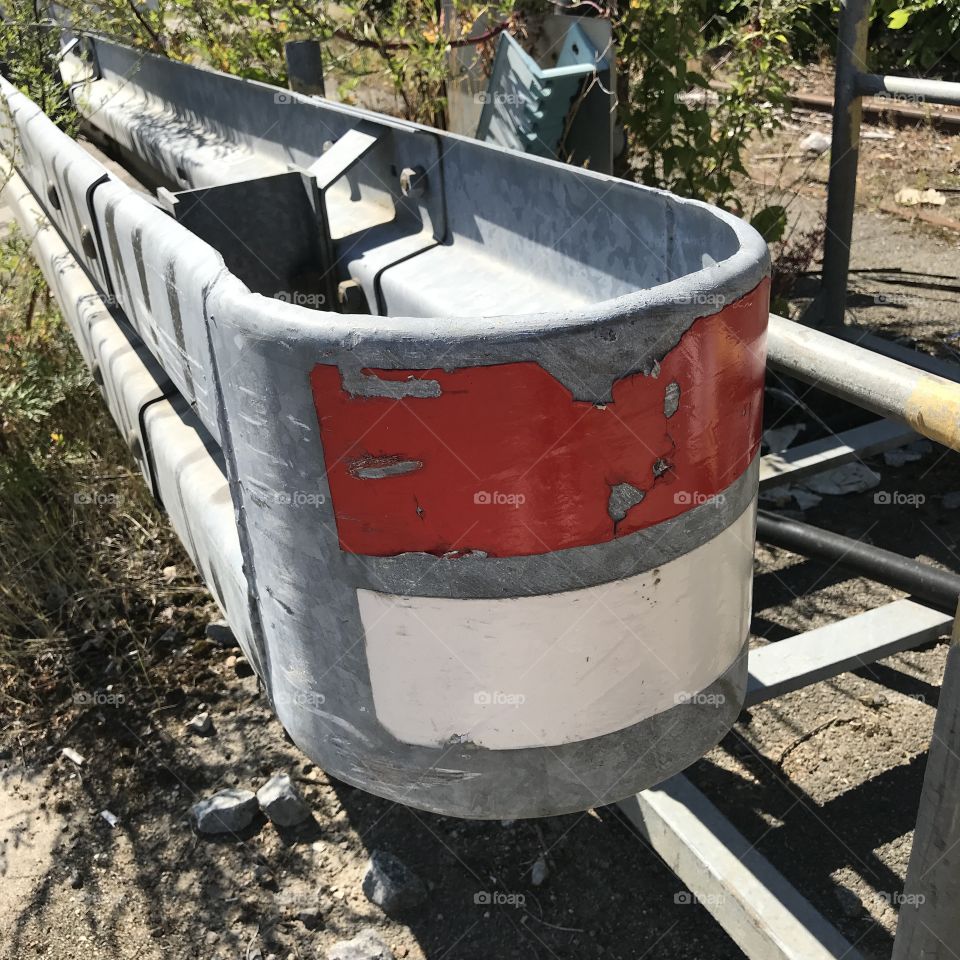 End og Barrier with red and white reflectors