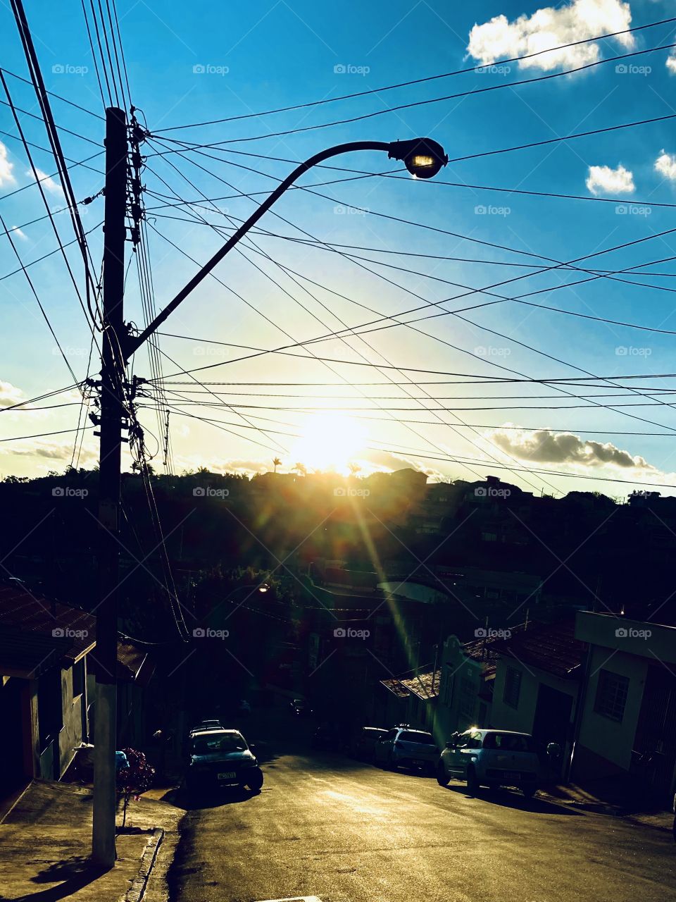 🇺🇸 Among many threads, the sun is setting in Bragança Paulista.  Aren't there too many cables for a single pole? / 🇧🇷 Entre muitos fios, o sol vai se pondo em Bragança Paulista. Não são cabos demais para um único poste?