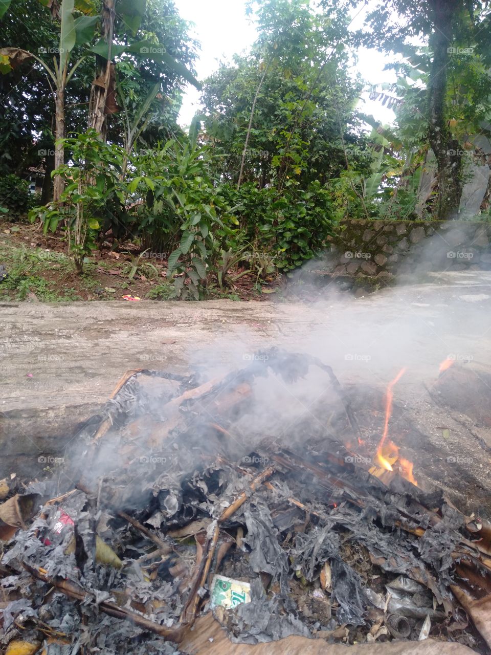 The fire in the husks is only the smoke from the combustion that is billowing so that it only emits smoke, this is because the fire has not burned all the waste that is burned