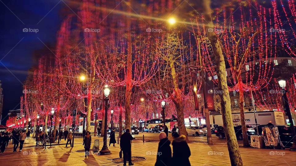Europe travel shot-The Champs Elysées in Paris was full of people and peace. At the foot of the Arc de Triomphe, here has witnessed a lot, inclusive a lot, but also a lot of achievements.