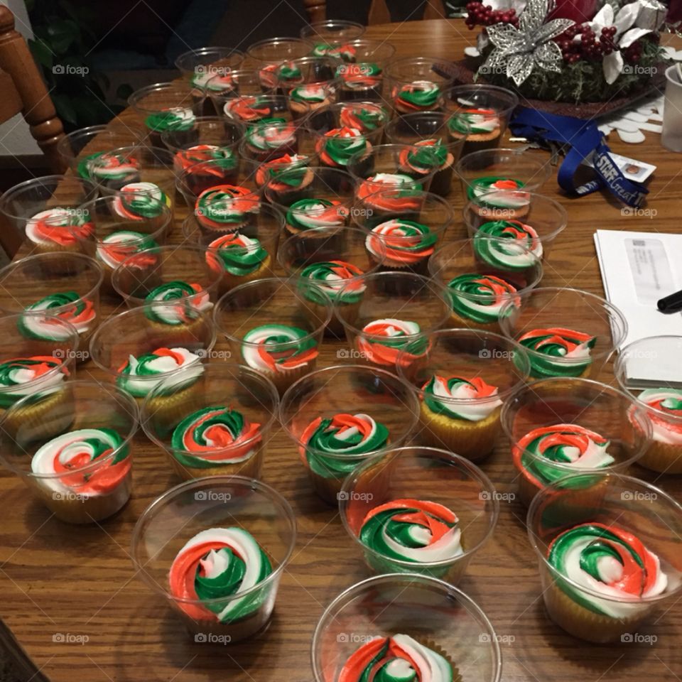 Cupcake Decorating for Christmas!
