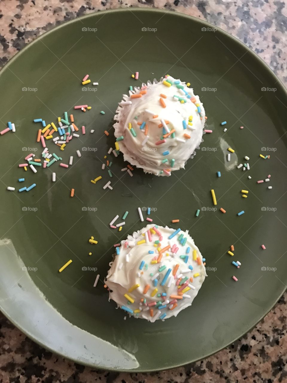 2 Cupcakes sprinkles everywhere 😌