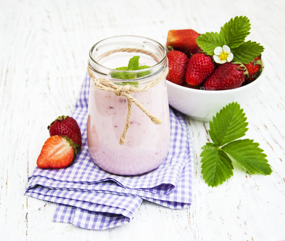 Yogurt with strawberries 