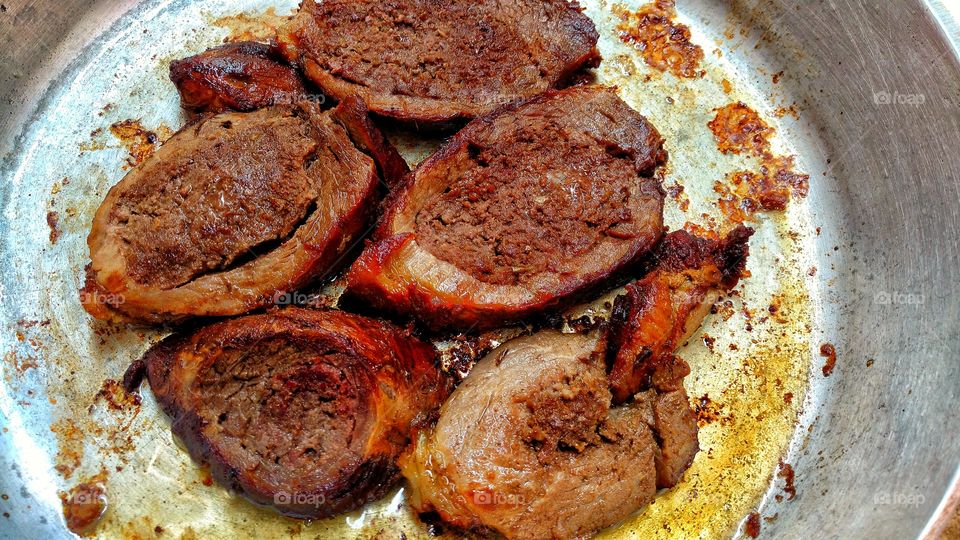 Deliciosas mantas de carnes recheadas fritas.