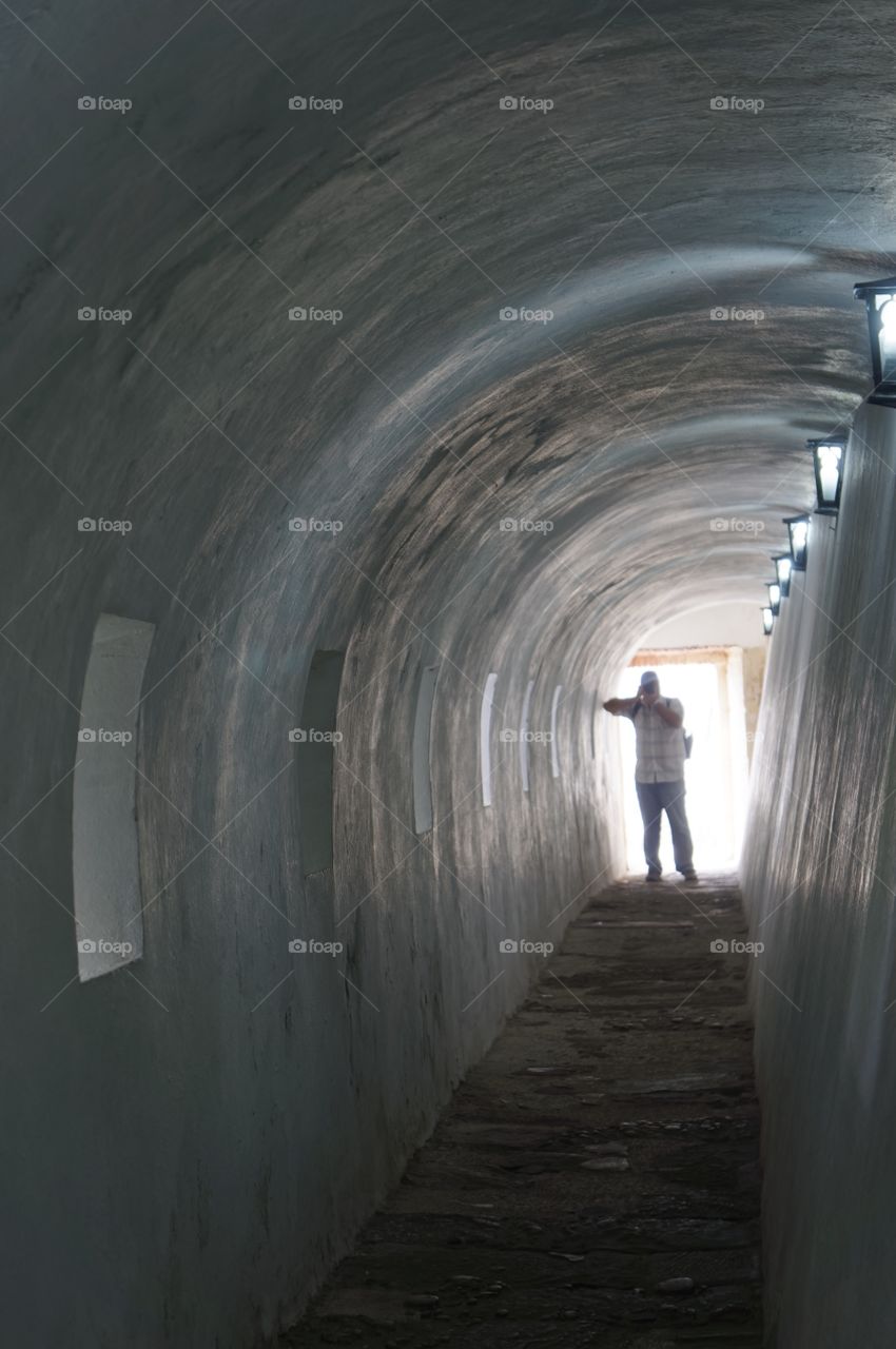 Man in the tunnel/ Hombre en el túnel