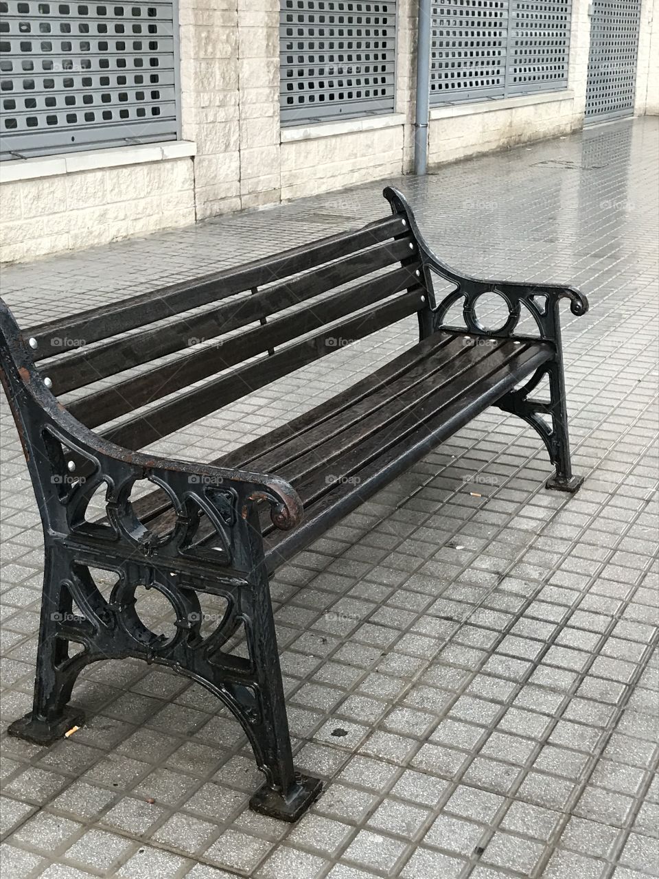 Seat-benches-wet-wood 