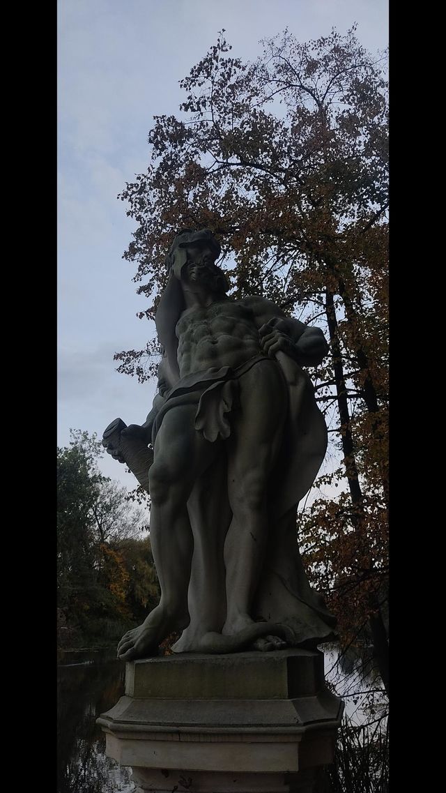 I am impressed by how they convey human anatomy in ancient times, they were strong ... both men and women