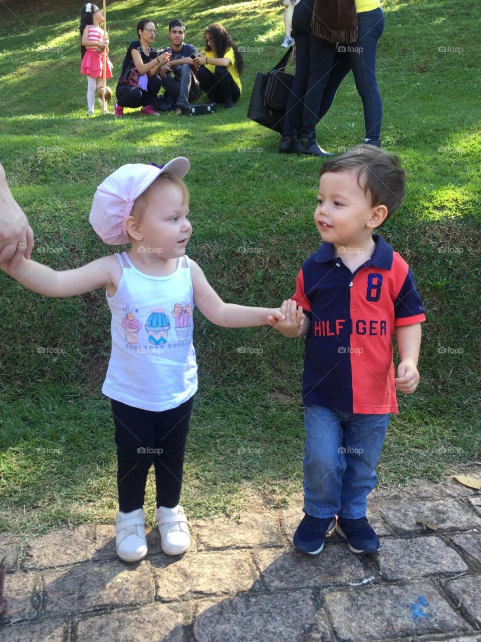 Para que meu dia seja perfeito, ficarei contemplando esse clique: os sorrisos inocentes e sapecas dessas crianças maravilhosas - da minha caçulinha Estela e do meu sobrinho Miguel!
Tem como não amar essas criaturinhas angelicais?