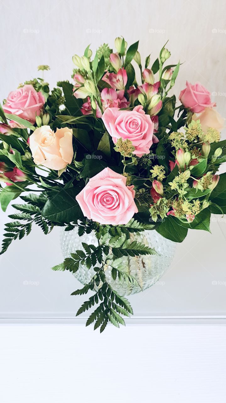 Rose bouquet in round bubble bubbly vase , rosor bukett rund bubblig vas 
