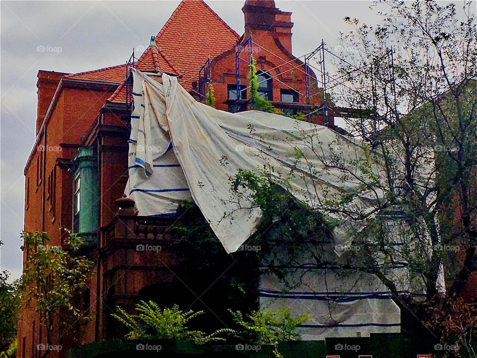 A “Christo” style wrapped old fashioned brownstone building spotted in Fort Greene, Brooklyn, New York in autumn of 2019. Hypnotic Productions