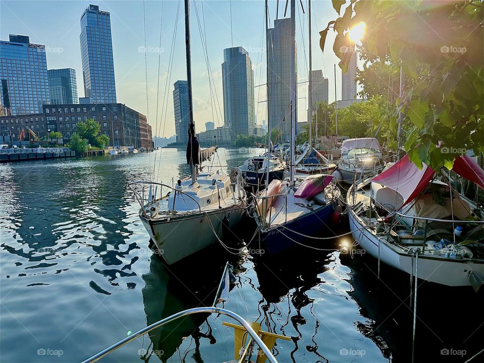 Sparkling “Newtown Creek” by the “Pulaski Bridge” in LIC in the evening sun with its boats is so inspirational for photography. Across the “E River” we see “Greenpoint”, Bklyn on the left, LIC and “Manhattan” on the right. 2024. Hypnotic Productions