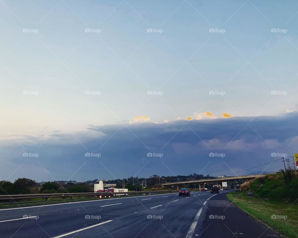 Assim, meio que sem graça, estava o entardecer abafado de hoje.
Uma chuvinha mansa à noite cairia bem, não?
📸
#FOTOGRAFIAéNOSSOhobby
#nuvens #clouds #paisagem #fotografia. 