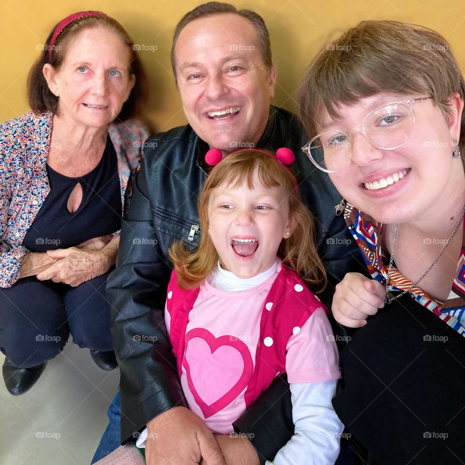 Minhas lindas garotas, acompanhadas da minha querida sogra! Só falta a mamãe, que tanto amamos, pois ela está trabalhando nos EUA…
A Páscoa em família sempre tem mais valor!