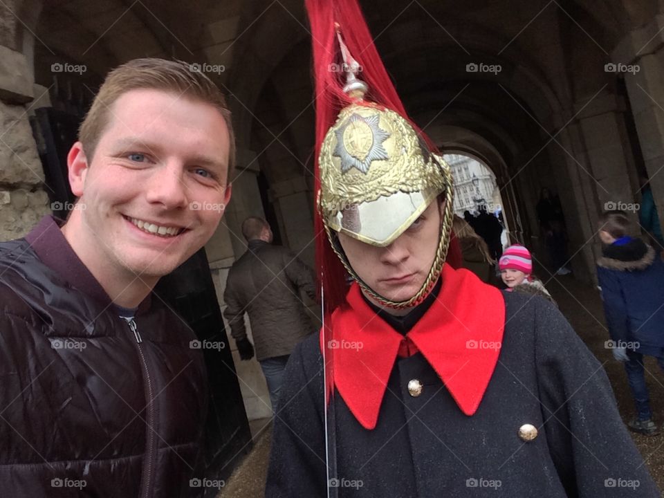 Taking a selfie with the guard in London whose not allowed to smile or move 🤙