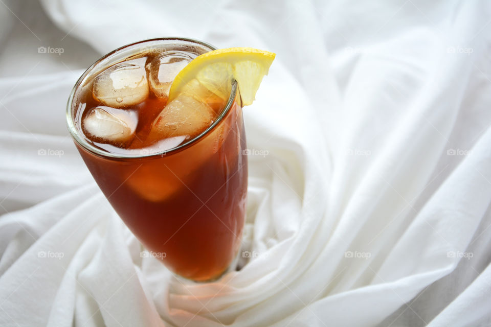 Close-up of ice tea with lemon slice