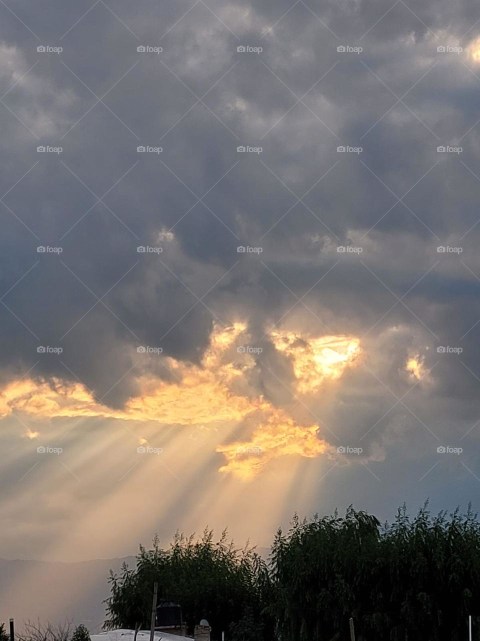 nubes y rayos de sol a la tarde