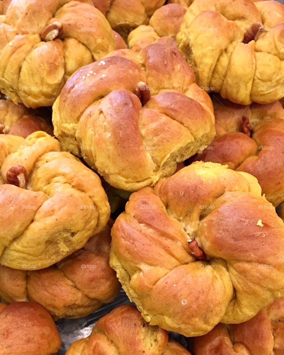 Pumpkin dinner rolls