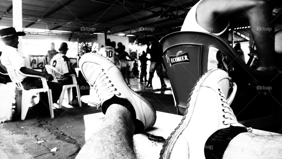 Folga, férias, pés, sapatênis, pessoas dançando. Confraternização.