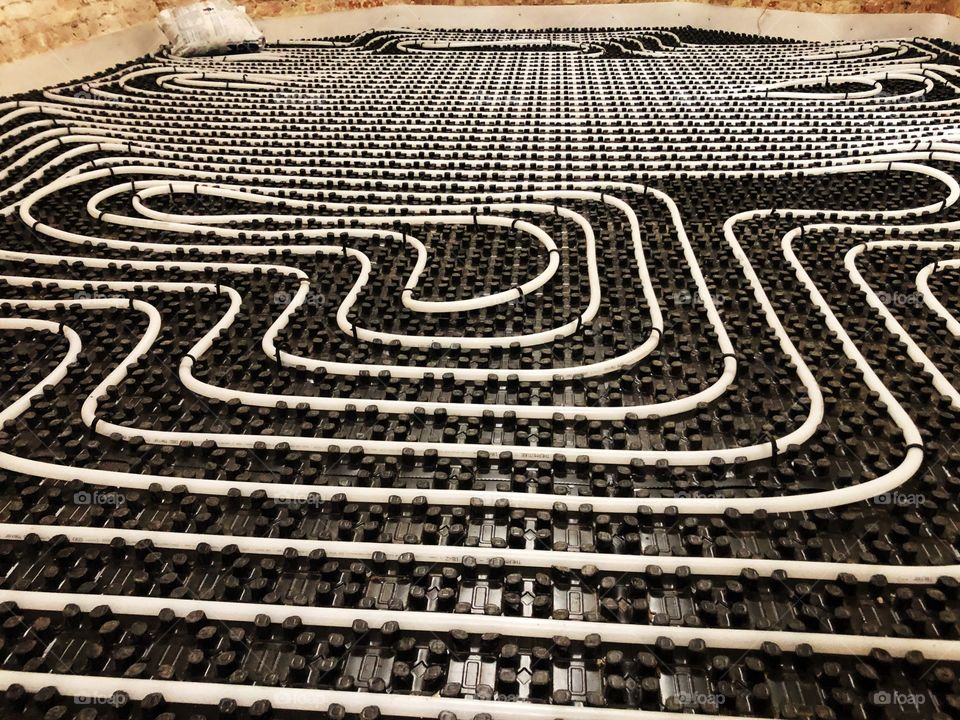 Underfloor heating tubes in a geometric pattern 
