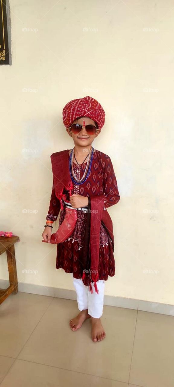 so cute boy this boy wear a king dress and participate a dress combination looks so cute nice boy