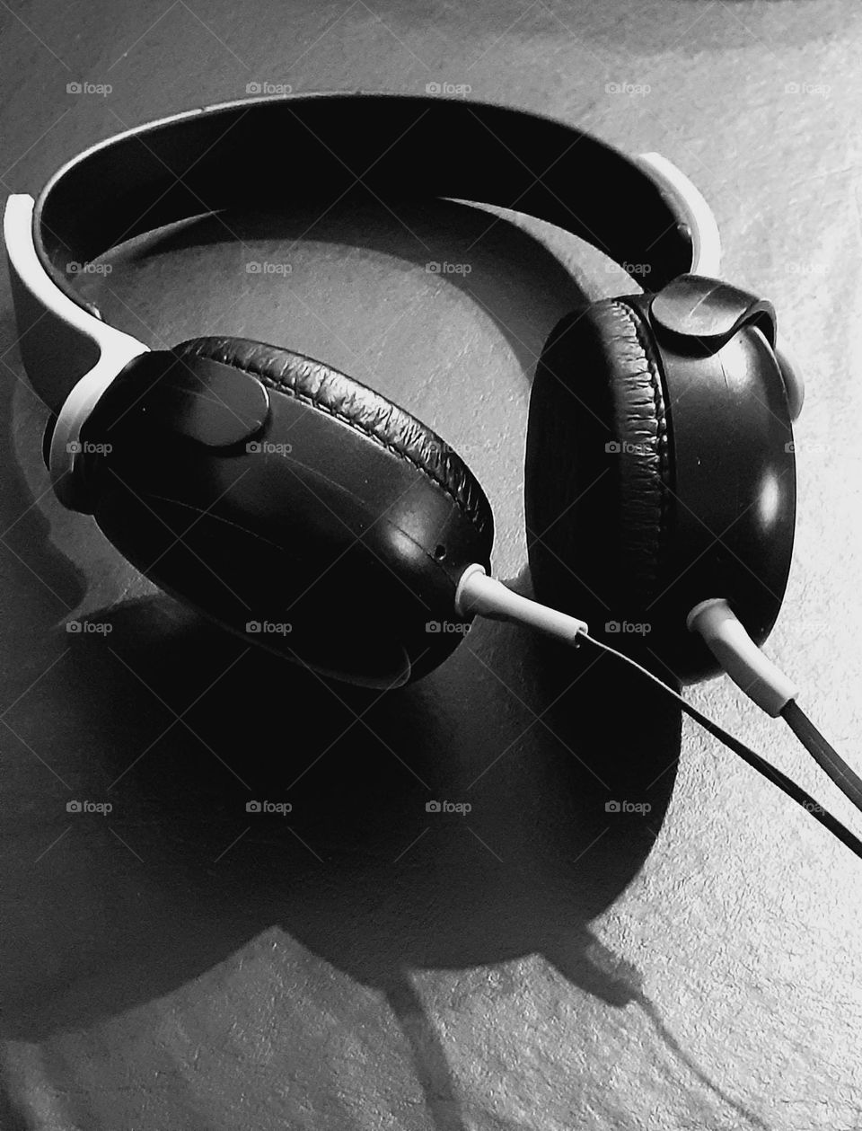 auriculares en blanco y negro