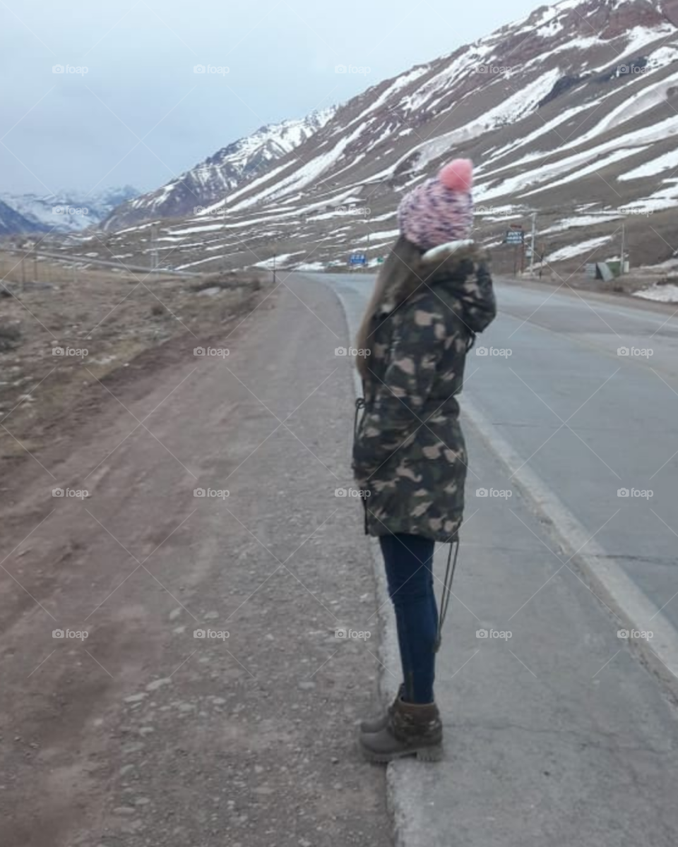 mujer observando la montaña nevada