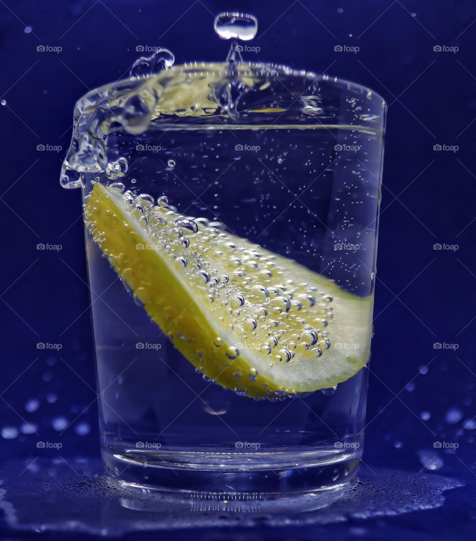 Sparkling water with lemon 