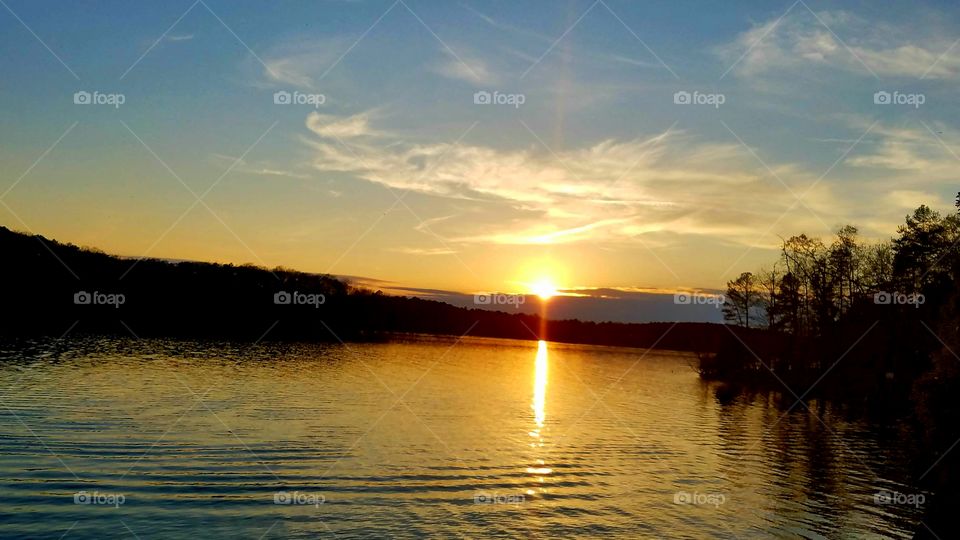 sun setting on lake.