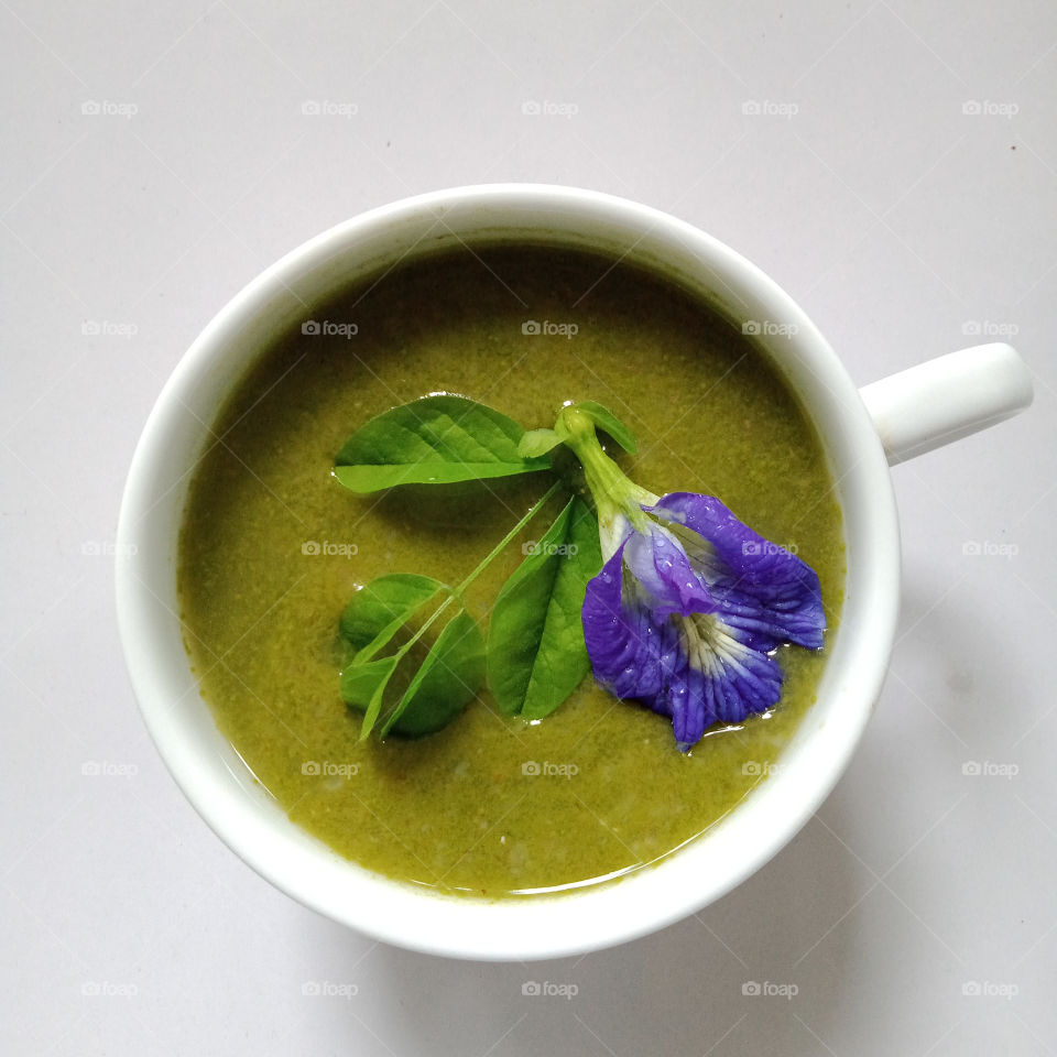 Butterfly pea leaves porridge for breakfast time .