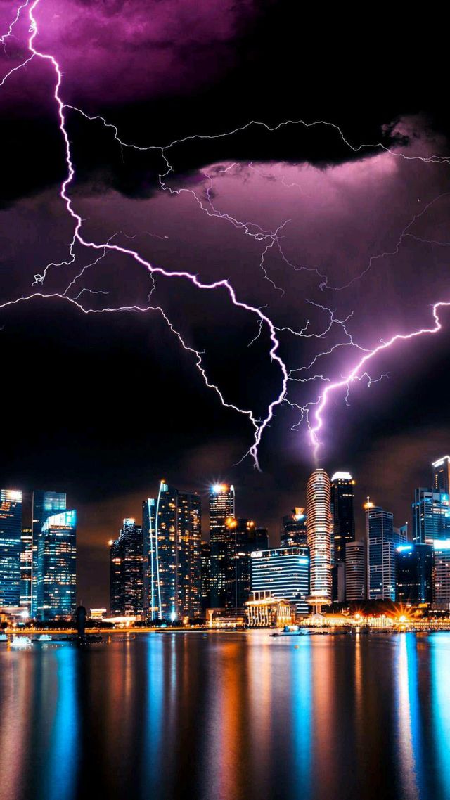 La ciudad brillo más de lo normal en aquella noche.