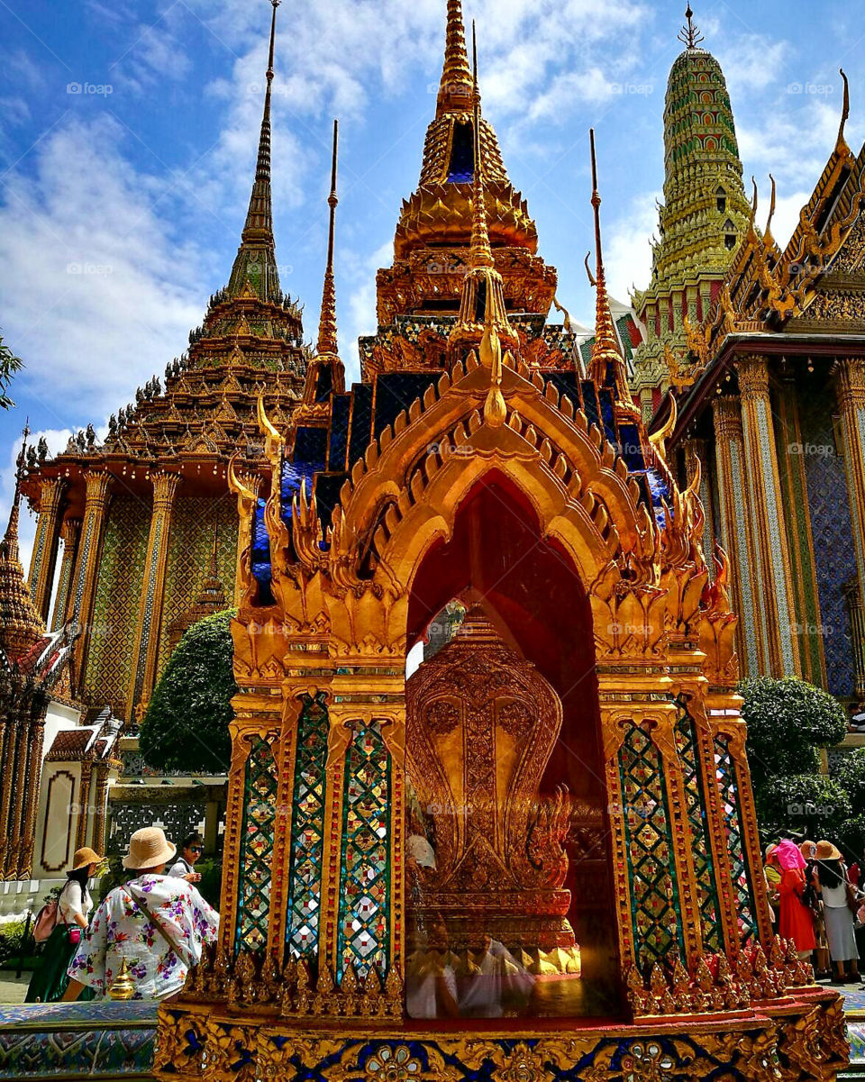 The Royal Grand Palace (in Thai: พระบรม มหาราช วัง, Phra Borom Maha Ratcha Wang) is a complex of buildings in Bangkok, Thailand, which served as the official residence of the King of Thailand from the 18th century until the mid-20th century. With the death of King Ananda Mahidol in the Palace of Baromphiman, King Bhumibol Adulya moved the official residence to the Chitralada Palace.

The construction of the complex of the palatial complex began in 1792, during the reign of Rama I. It is located east of the Chao Phraya River, protected by it. The rest of the complex is defended by a fence of 1,900 meters in length that includes an area of ​​218,400 square meters. Beyond the fence is a channel, also created for defensive purposes. Thus the area resembles an island, known as Rattana Kosin. The most prominent places are the Wat Phra Kaew temple, which contains the Emerald Buddha, and the Renaissance-Italian style building Chakri Mahaprasad Hall