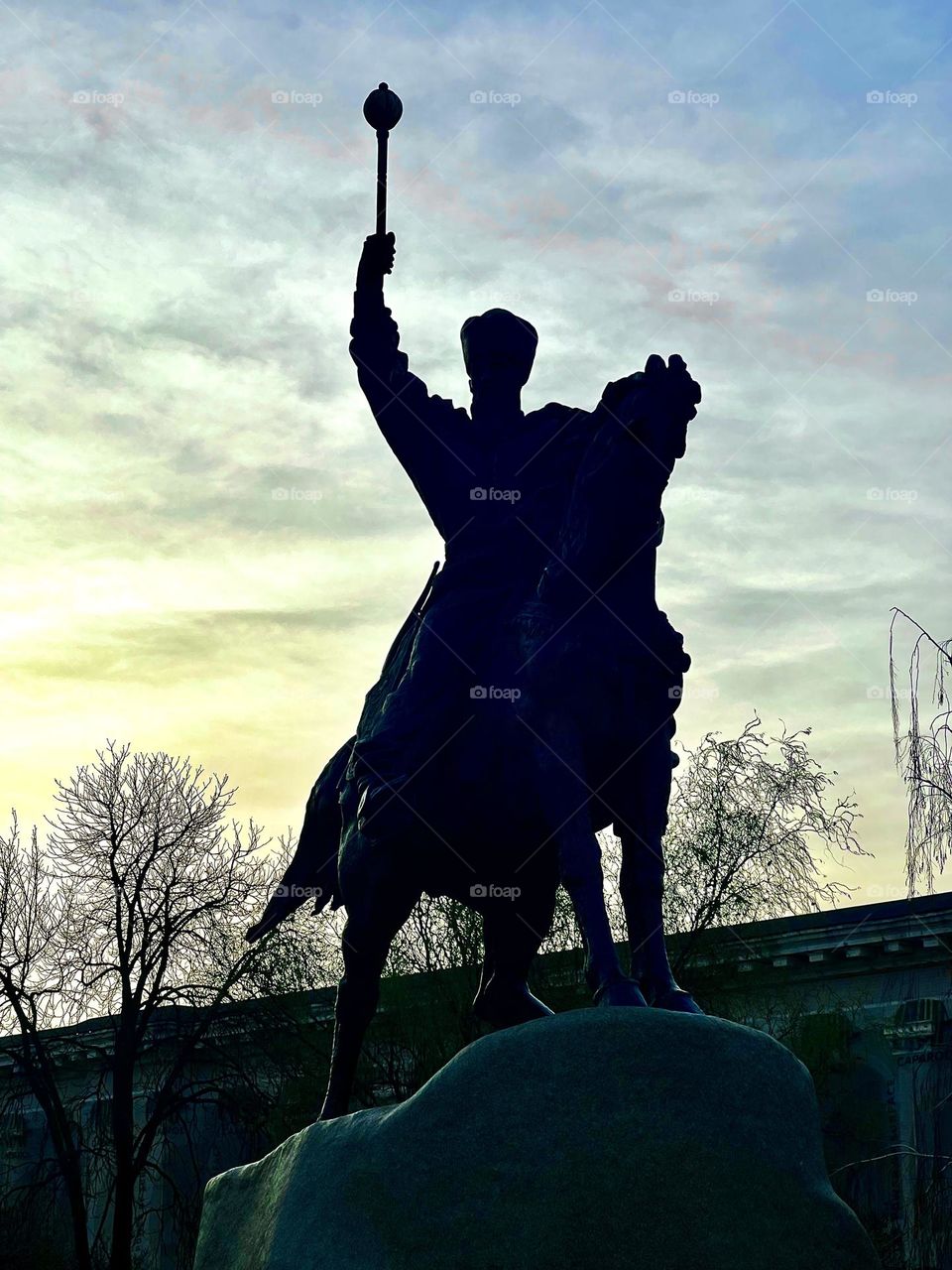 Сумеречный Киев окутан мистической атмосферой, когда на фоне городской панорамы возносится статуя Богдана Хмельницкого на коне, держащего в руке символ власти -булаву. Напоминая нам о могуществе и славе древних времен.