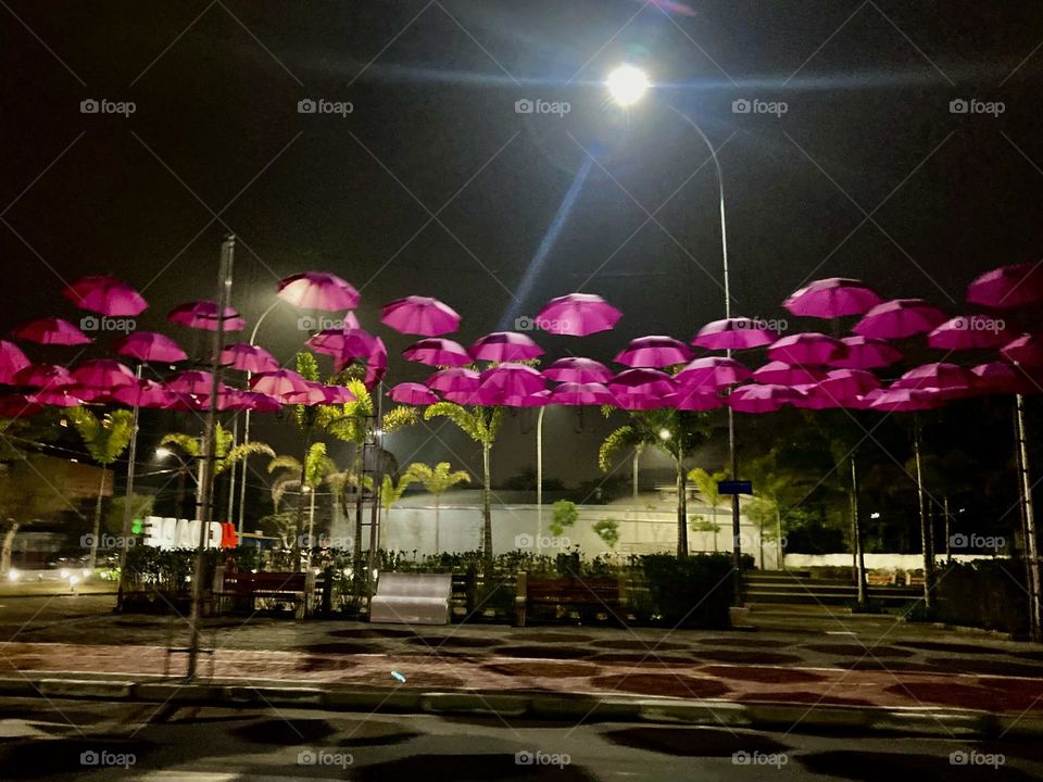 Na Praça da Poesia, os guarda-chuvas amarelos do #SetembroAmarelo foram trocados por esses novos: afinal, estamos no #OutubroRosa!

Vale o lembrete à prevenção ao Câncer de Mama.