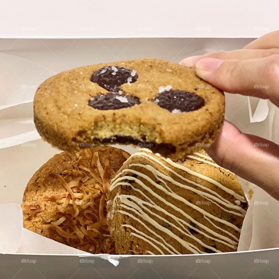 Nice aroma brown butter cookies in coconut, red date white chocolate and sea salt dark chocolate in 70% 