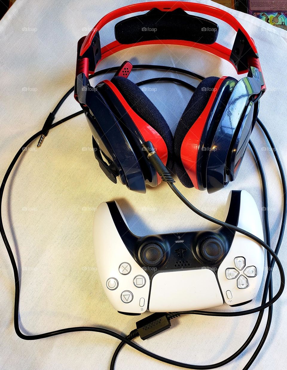 jugando videojuegos el equipo ya está armado ,la consola está lista,los cables funcionan,los auriculares el micrófono todo listo a jugar !